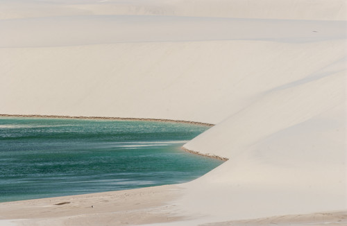 Incroyable dune de sable blanc au Brésil avec une étendue d’eau turquoise