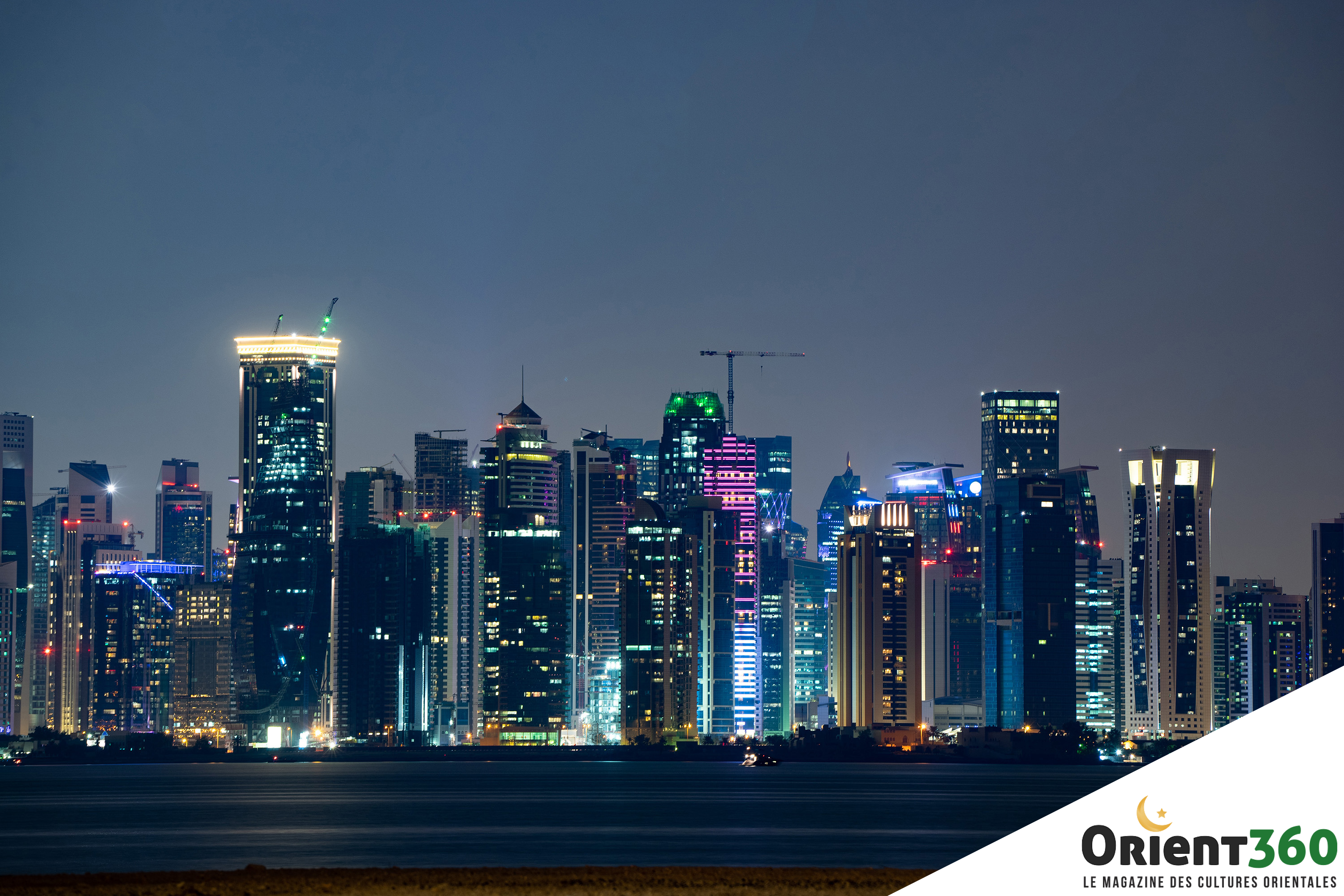 Photo prise de nuit des gratte-ciel de Doha au Qatar