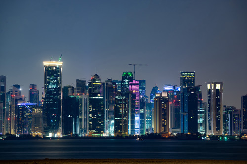 Photo prise de nuit des gratte-ciel de Doha au Qatar