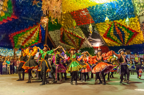 Photo de brésiliens costumés qui dansent pour le carnaval de Rio De Janeiro