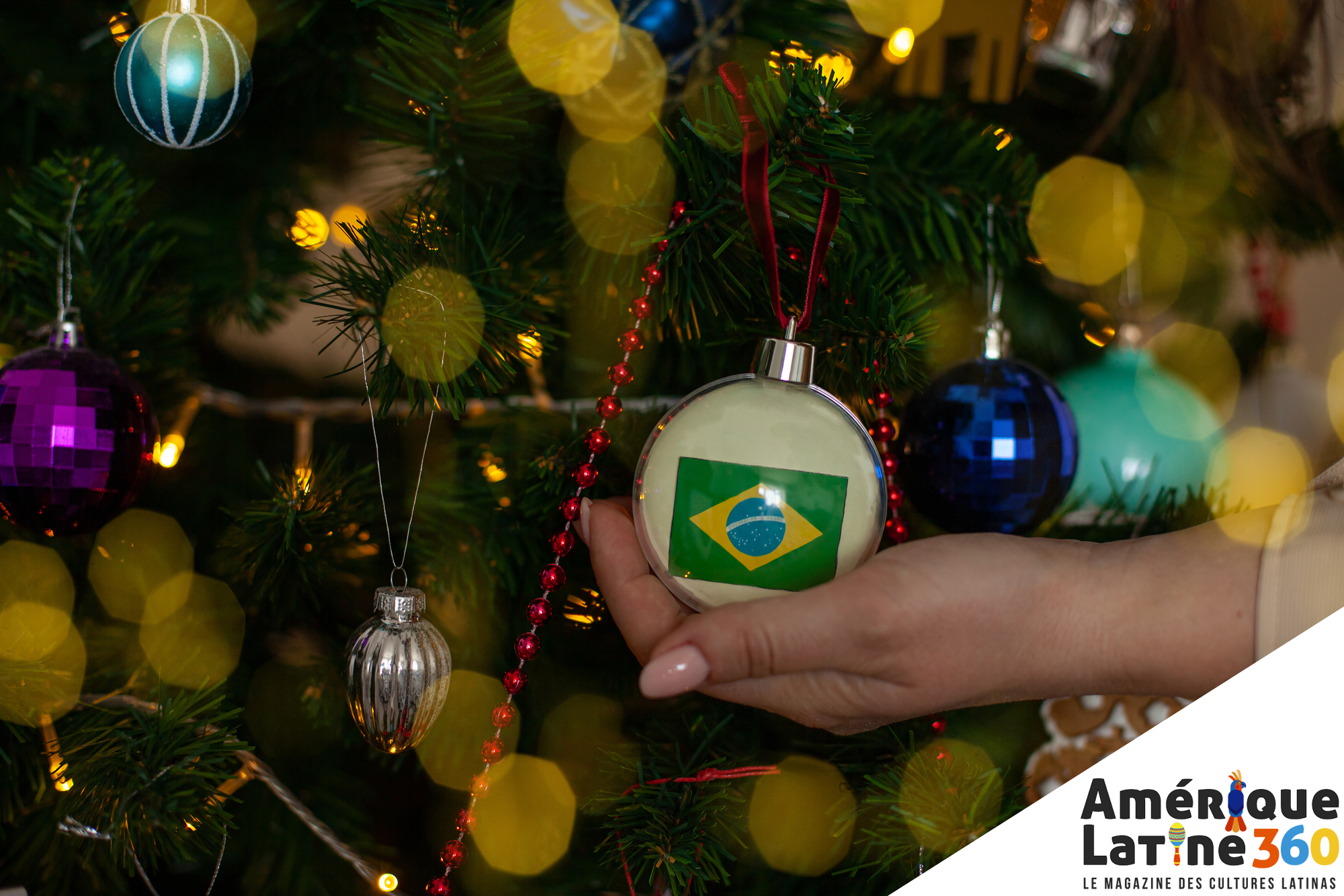 Photo du drapeau du Brésil dans une boule de Noël