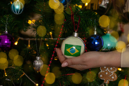 Photo du drapeau du Brésil dans une boule de Noël
