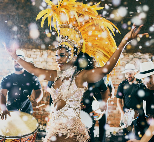 Photo d'une danseuse brésilienne dansant la Samba au Brésil