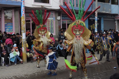 Photo des costumes typiques portés par des péruviens pour la Fiesta de la Candelaria