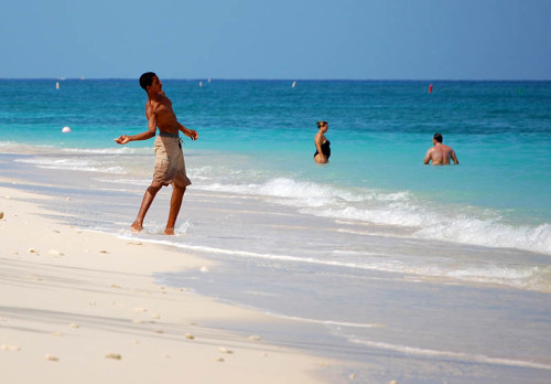 Photo de la célèbre plage Seven Mile Beach de l'île caribéenne Grand Cayman