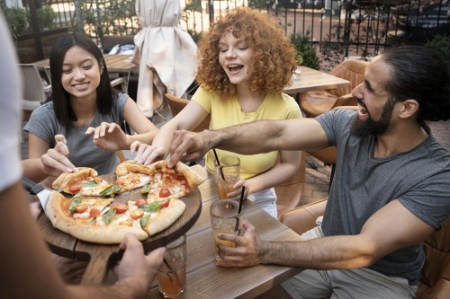 Photo de personnes mangeant une pizza aux États-Unis