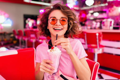 Photo d'une personne dégustant un milkshake américain