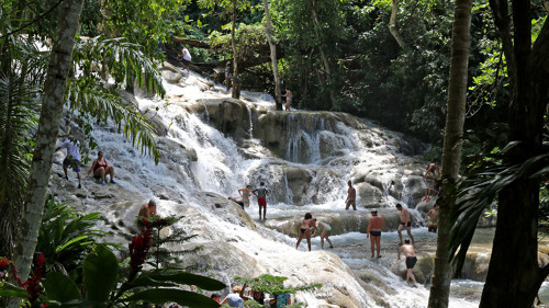 Impressionnante photo des Dunn's River Falls en Jamaïque