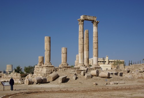 Photo des ruines romaines dans la ville d'Amman en Jordanie